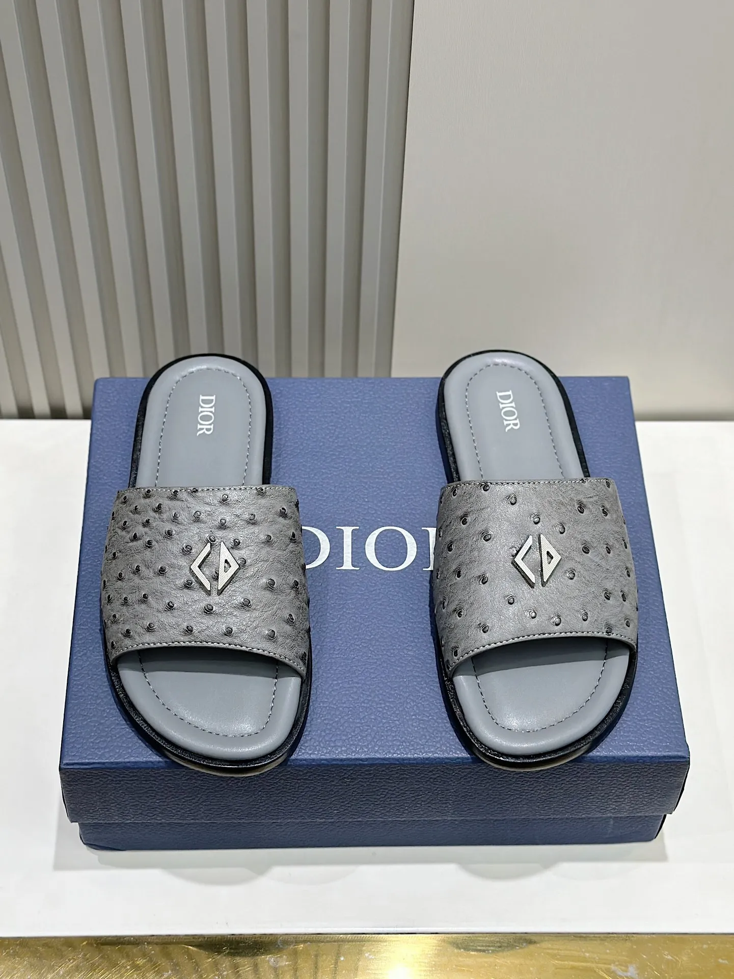 P320 [DIOR] Size 39-44 (38.45 custom-made) 2024ss Dior’s latest men’s slippers are a must-have. Dior Alias ​​Men's Genuine Leather Slippers This summer new Alias ​​sandal embodies a casual and elegant style. Carefully crafted from grained cow leather and Oblique printed fabric, with cowhide lining! Cross-strap design with metal-clad brass CD Diamond logo. The imported cowhide leather and rubber sole adds sophistication and comfort, while Oblique print-effect anti-slip panels add style.